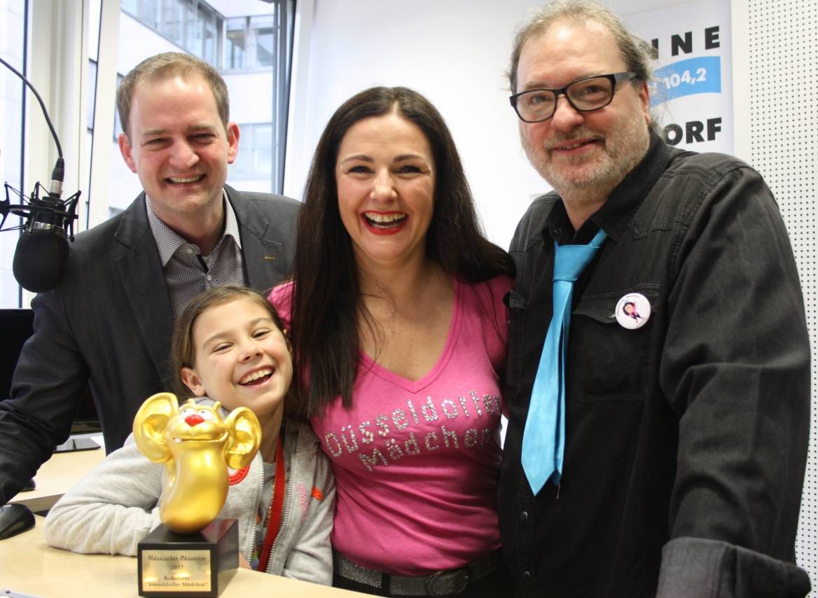  Christian Zeelen, Chefredakteur von Antenne Düsseldorf und center.tv mit strahlenden Siegern. Ursula Strunck, Tochter Marlene und Rudi Kronenberger nahmen im Medienhaus die begehrte Trophäe in Empfang.  