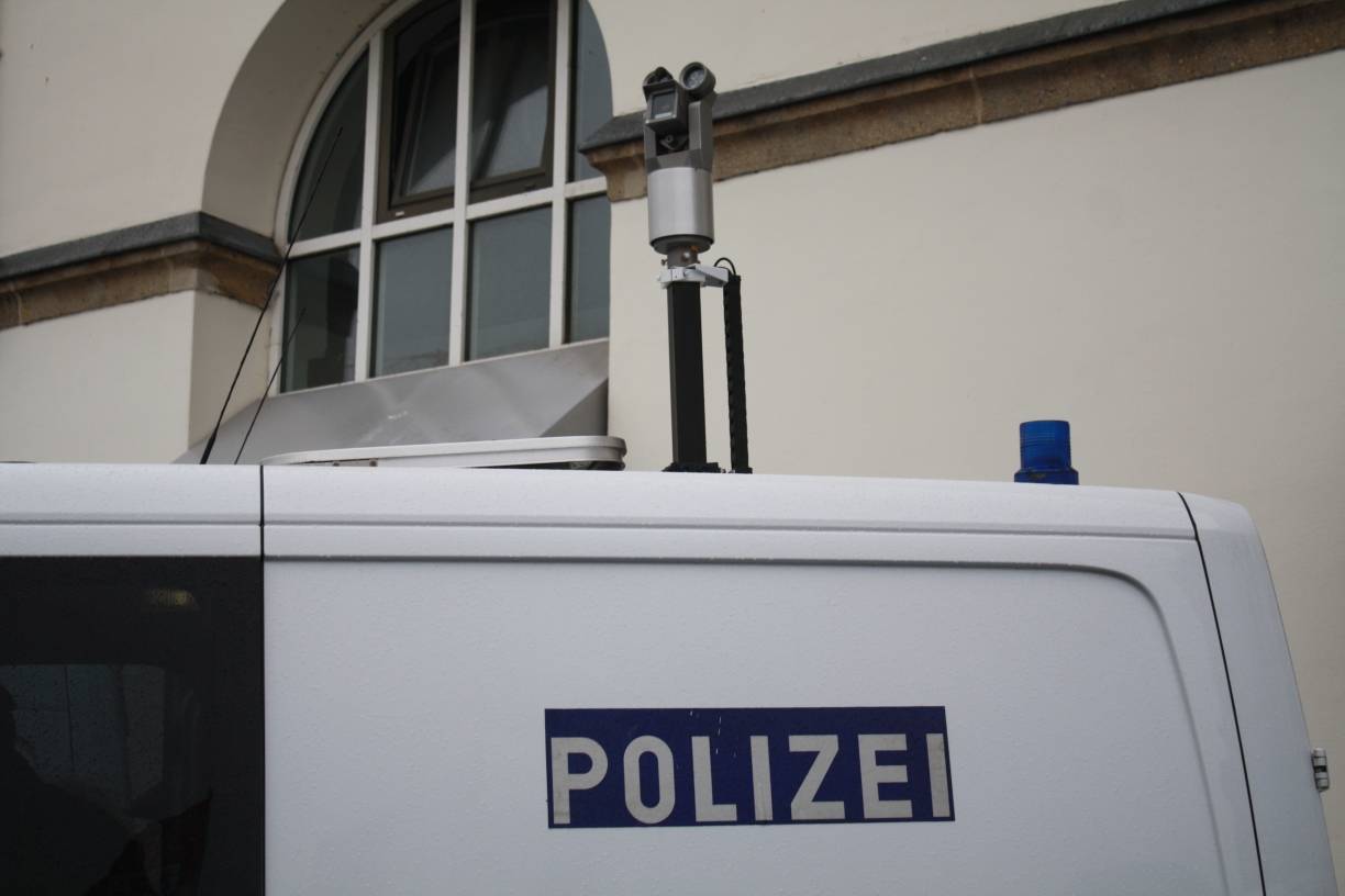  An verschiedenen Stellen in der Altstadt, wie hier am Burgplatz, überwacht die Polizei das Karnevalstreiben mit speziellen Kameras. 