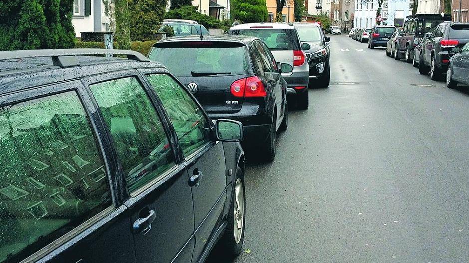  Falsch, falsch, falsch? In der Keldenichstraße wird oft auf beiden Straßenseiten in beide Richtungen geparkt. Soll das geahndet werden? 