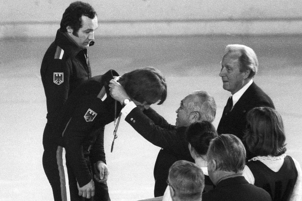  Olympische Winterspiele 1976 in Innsbruck. Siegerehrung Eishockey: Die DEG-Spieler Walter Köberle (vorne) und Wolfgang Boos bei der Übergabe der Bronzemedaille durch den japanischen Kaiser Hirohito. 