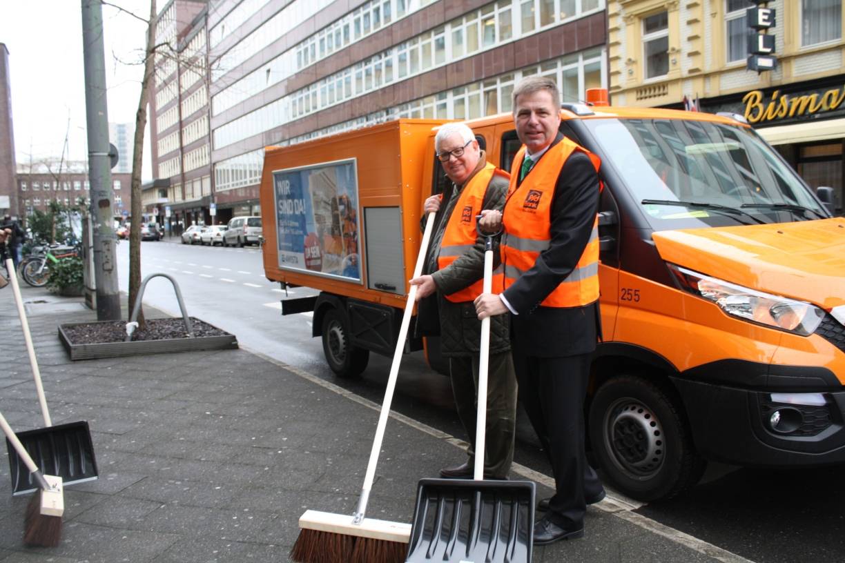  Ingo Lentz von Veranstalter PRO Düsseldorf (l.) und August-Wilhelm Albert, Vorstandsmitglied von Sponsor PSD Bank, üben schon mal für den Dreck-weg-Tag am 12. März. 