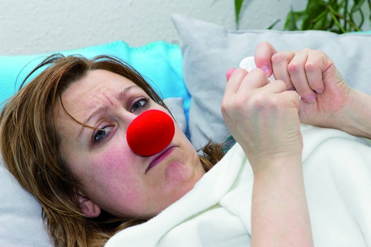  Mit Pappnase und Grippe im Bett? Ein paar Tipps der Düsseldorfer Apotheker können schon bei der Vorbeugung helfen. 