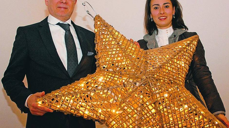  Giovanna Kraheck und Uwe Pracejus halten einen von 62 Sternen in der Hand. 