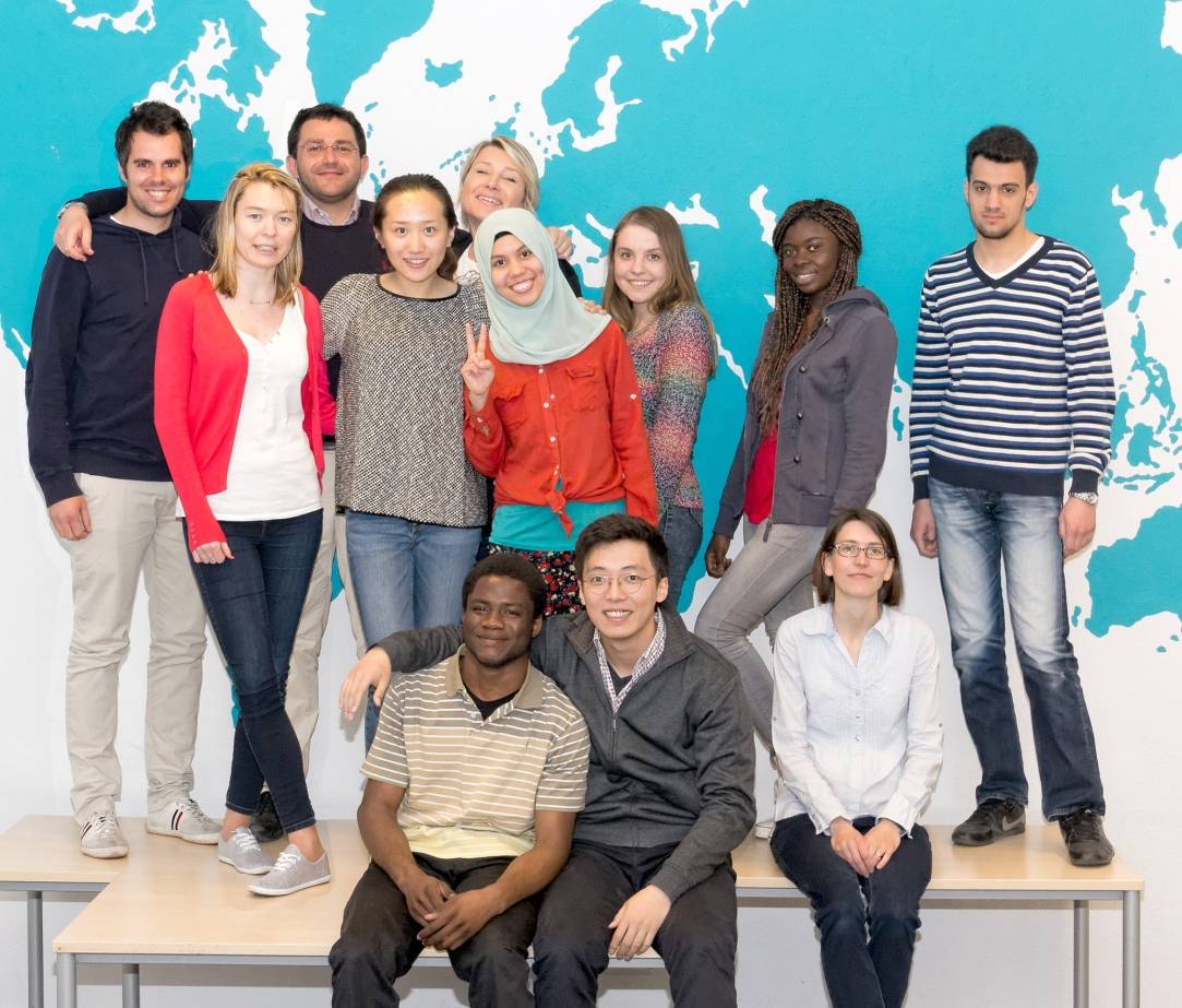  Seit über 25 Jahren nehmen jährlich über 3.000 junge Erwachsene aus 112 Ländern an Deutschkursen für Studium und Beruf beim Düsseldorfer Weiterbildungsinstitut teil. Unter den Deutschlernern gibt es auch Stipendiaten. Die meisten kommen jedoch auf eigene Kosten und sind neugierig auf Düsseldorf. 