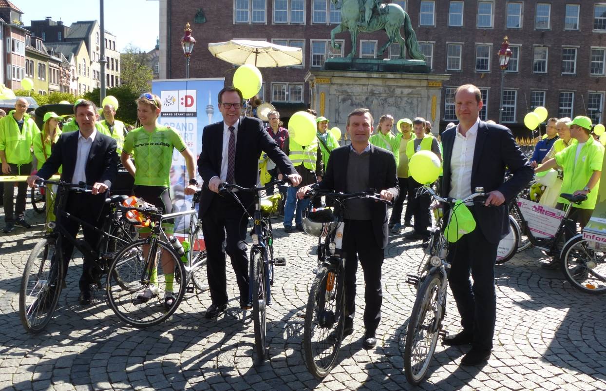  Werben gemeinsam für die RADschlag-Kampagne (v. li.): Ex-Radprofi Sven-Teutenberg, Rad-Profi Ruben Zepuntke, Verkehrsdezernent Dr. Stephan Keller, Oberbürgermeister Thomas Geisel und Tour de France-Chef Christian Prudhomme 