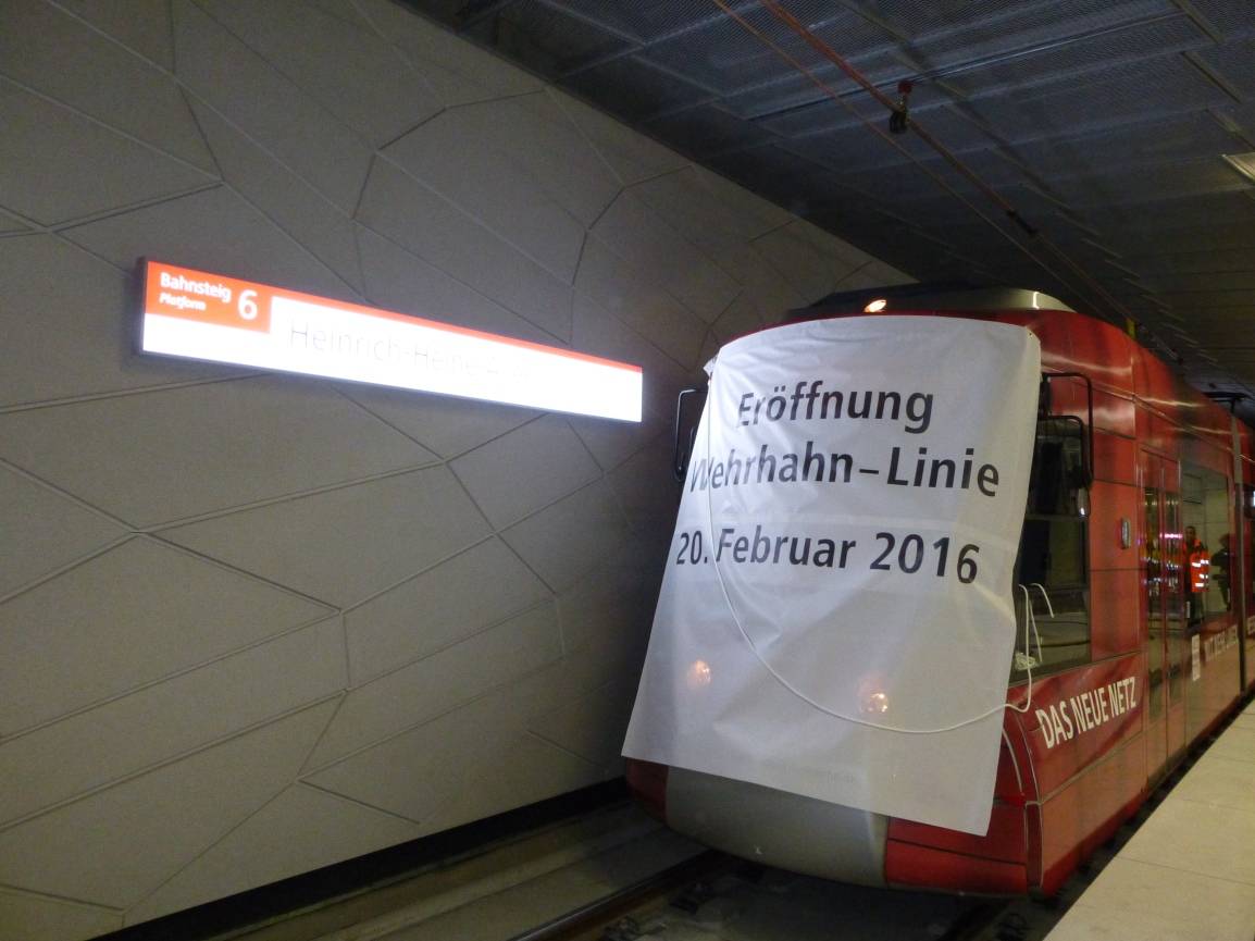  Die neue Bahn kurz vor der Enthüllung. 
