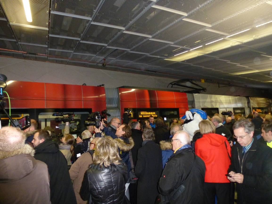  Das wird eine richtig volle Bahn. Alle wollen mit bei der Jungfernfahrt. 