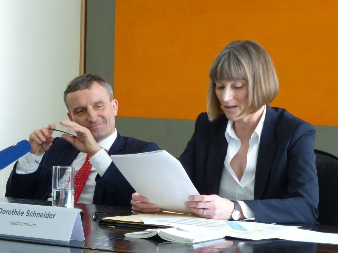  Nicht flüssig: Oberbürgermeister Thomas Geisel und Kämmerin Dorothée Schneider müssen 90 Millionen Euro Kredit aufnehmen, um Liquidität zu schaffen. 