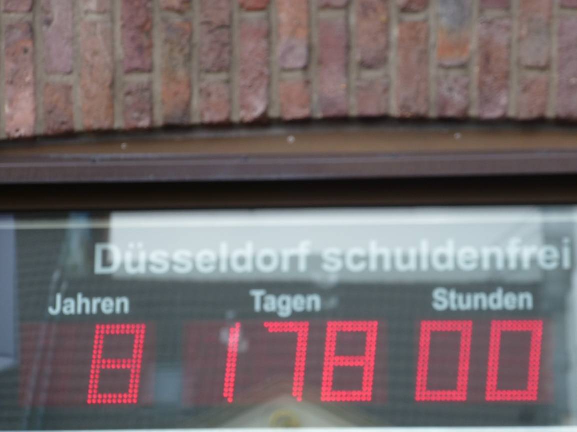 Macht sie Sinn oder kann sie weg? Die Schuldenfreiheitsuhr am Rathaus. 