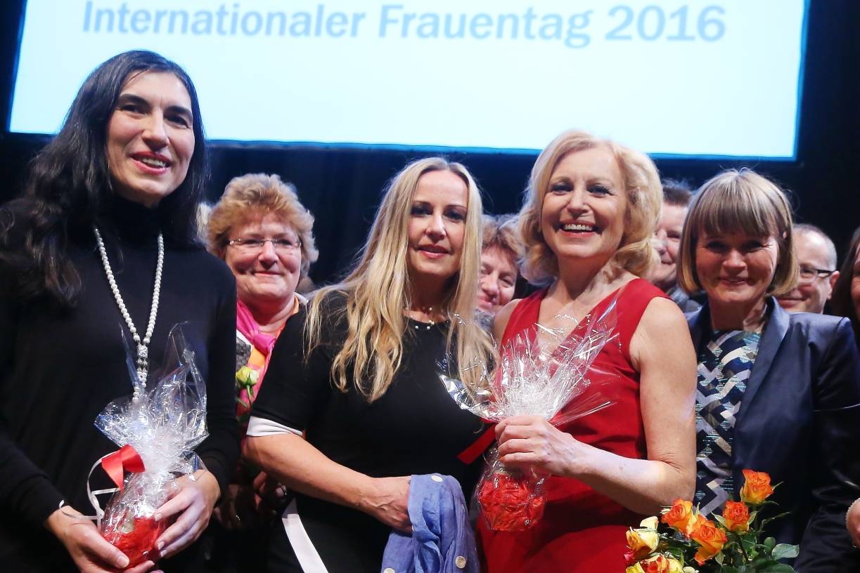  Abend der starken Frauen (v. li.): Selmin Caliskan, Generalsekretärin von Amnesty International in Deutschland, Silvia Pantel (Frauen Union), die Gleichstellungsbeauftragte Elisabeth Wilfart, Sängerin Maren Kroymann und Düsseldorfs Bürgermeisterin Klaudia Zepuntke. 