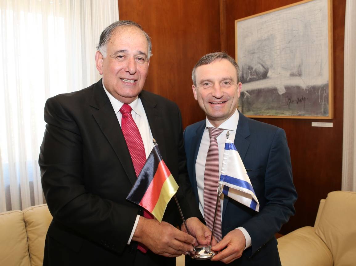  Oberbürgermeister Thomas Geisel und sein Amtskollege Yona Yahav aus Haifa. 