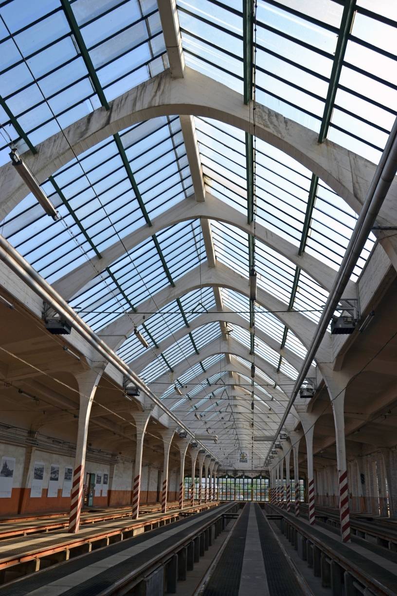  1908 baute die städtische Düsseldorfer Straßenbahn am südlichen Stadtrand den Betriebshof. Seine Architektur und die Eisenbetonbauweise waren damals hochmodern. 