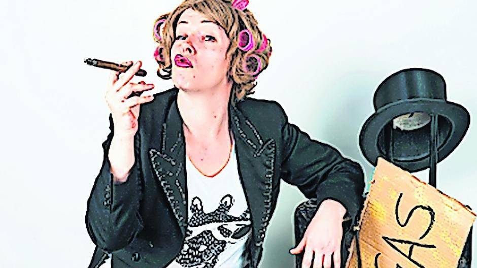  Sabine Wiegand ist „Dat Rosi“ - Tanzen zu den sanften Klängen von AC/DC.  
