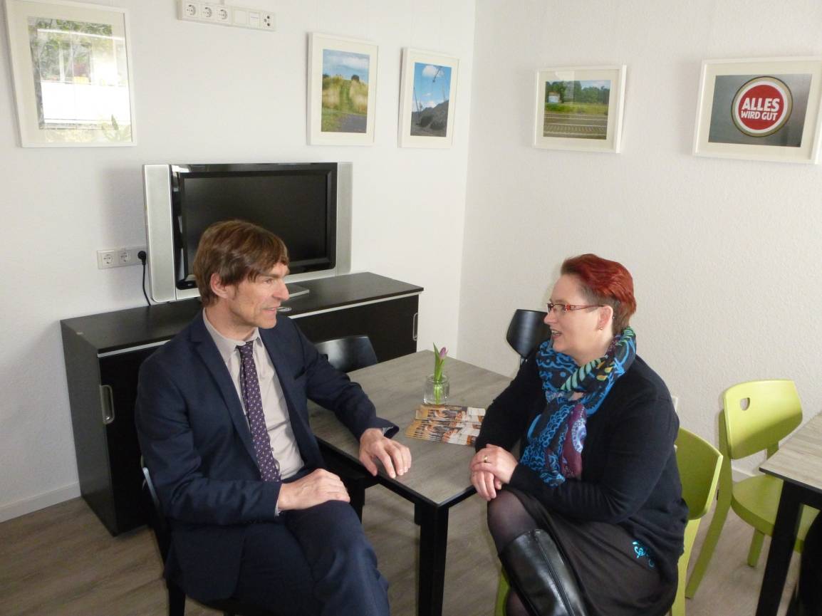  Diakoniepfarrer Thorsen Nolting und Shelter-Leiterin Chris Caldow im neuen Aufenthaltsraum: An den Wänden hängen Fotos, die Wohnungslose gemacht haben. 