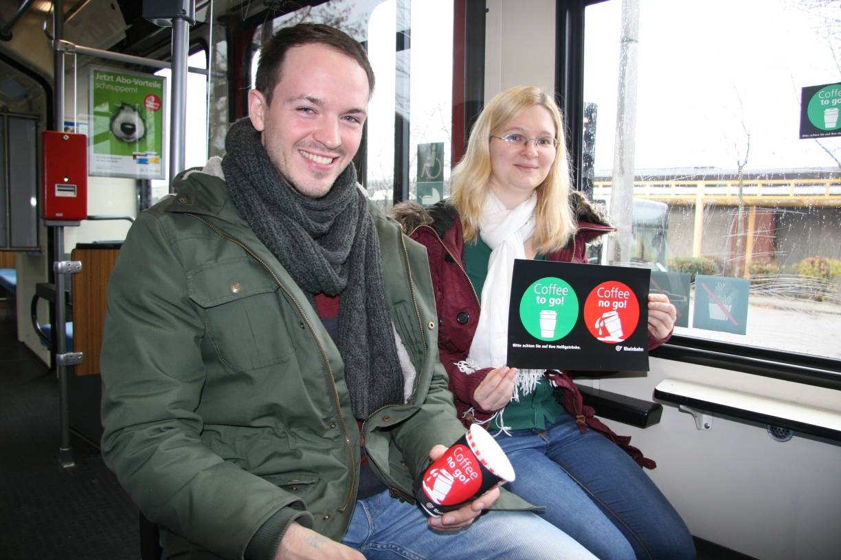  Die Rheinbahnmitarbeiter Miriam Fischer und Michael Kremer mit den auffordernden Sauberkeits-Piktogrammen. 