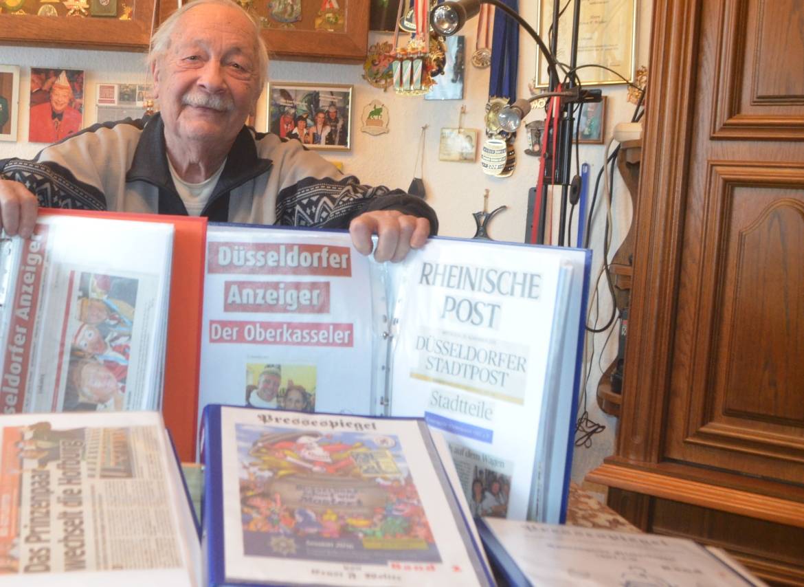  Ernst F. Wolter hält akribisch jeden Zeitungsartikel über den Düsseldorfer Karneval fest. Nach der Session erstellt er verschiedene Pressespiegel. 