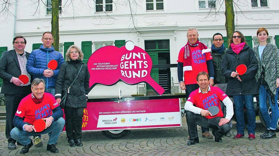  „Der Papst hat ein Papa-Mobil, wir haben ein Tischtennis-Mobil“, sagte Andreas Preuß (li. vorn) vom Bundesligisten Borussia und fuhr damit vorm Rathaus am Neusser Tor vor, um die Idee von Wieland Speer (r. vorn) zu erklären. 