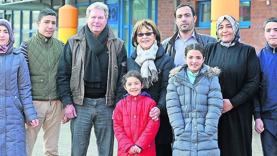  Farhan Assaf (3. v. r.) mit Frau und fünf Kindern in der neuen Heimat in Lichtenbroich. Frank und Bettina Geisse haben die Familie bei Behördengängen und zum Zahnarzt begleitet. Dabei gibt es immer wieder Zeit für einen Tee! 