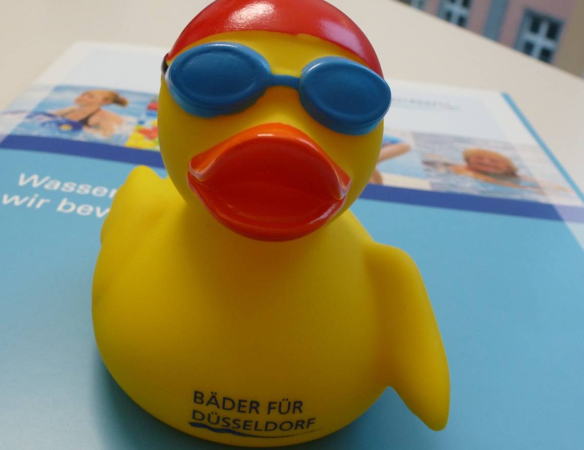  Der Schwimmsport steht in Düsseldorf hoch im Kurs. Zwei neue Bäder bekommt die Landeshauptstadt, zwei alte werden saniert. Die Quietsche-Ente macht Sympathie-Werbung für die „Bäder für Düsseldorf“. 