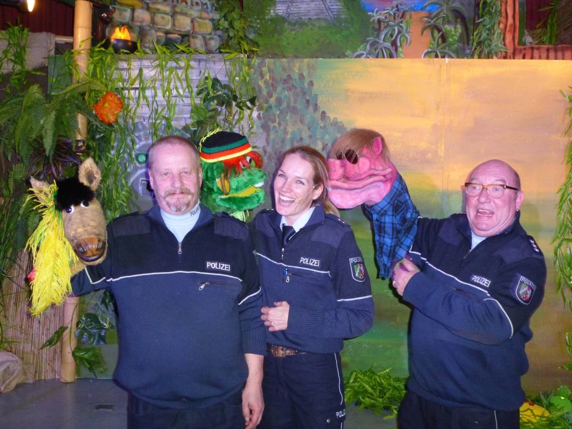  Hier lässt die Polizei die Puppen tanzen (v. li.): Wolfgang Närdemann mit Pferdi, Sonja Martin mit „Komma“ und Udo Hodenius mit dem fiesen Tillmann Schwarte bei der Premiere von „El Dorado oder Die Suche nach dem Goldenen Bordstein“. 