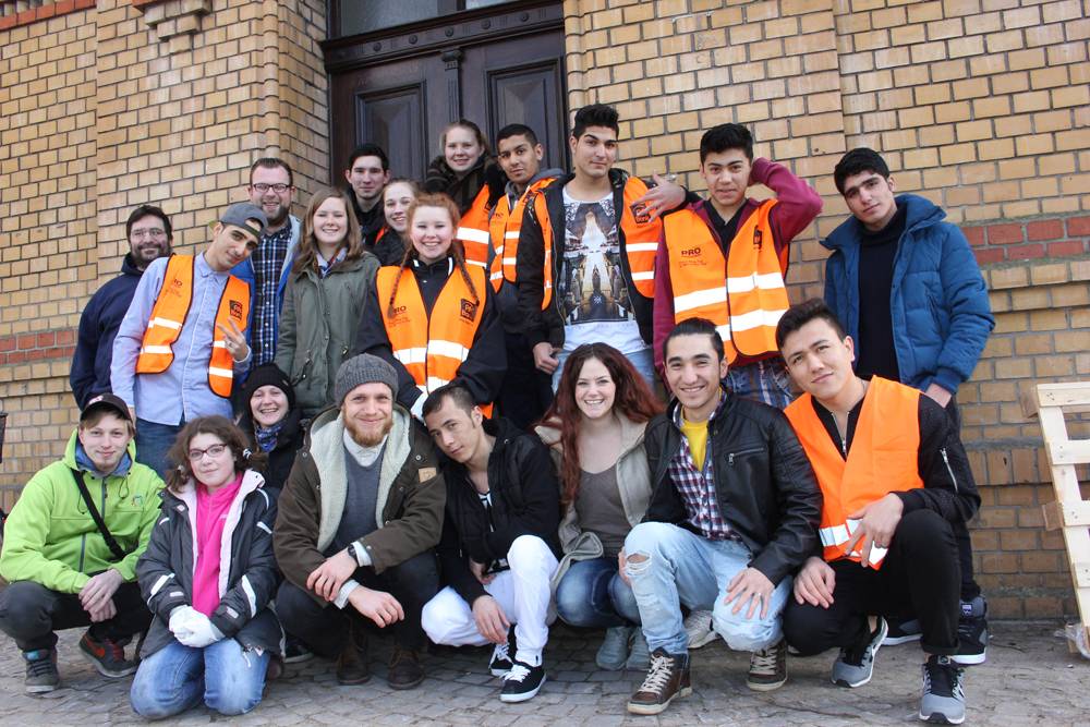  Kurz vorm Start der Sauberaktion am Aloysianum: Junge Leute von St. Margareta, dem SOS Kinderdorf und Flüchtlinge aus Afghanistan. 