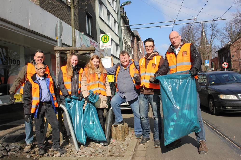  An der Heyestraße waren neben dem Verein "Wir! GHS" auch Lokalpolitiker entschlossen, den Dreck wegzuräumen. 