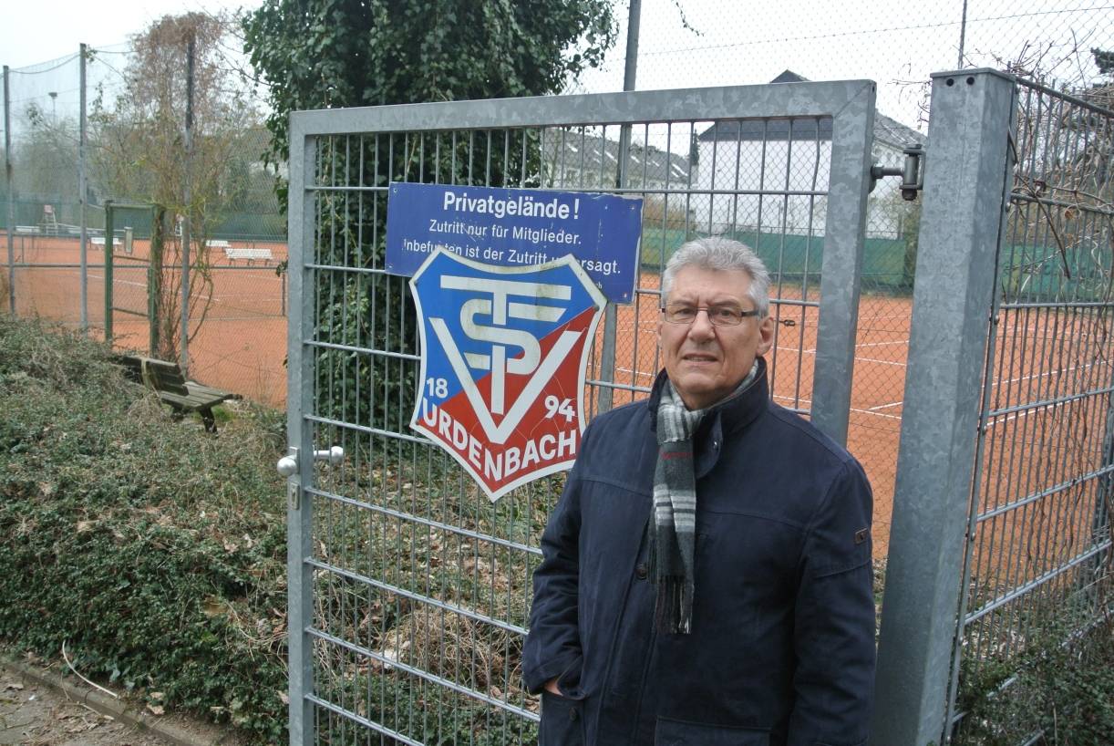  Ein Stück der Tennisanlage beim TSV Urdenbach musste „geopfert“ werden. Doch Vorstand Friedhelm Gutowski ist zufrieden. 