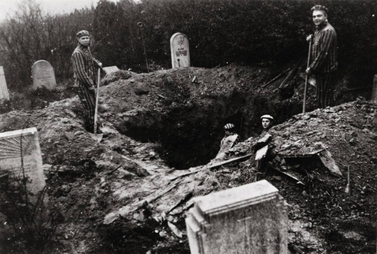  KZ-Häftinge bei der Bombenräumung. 
