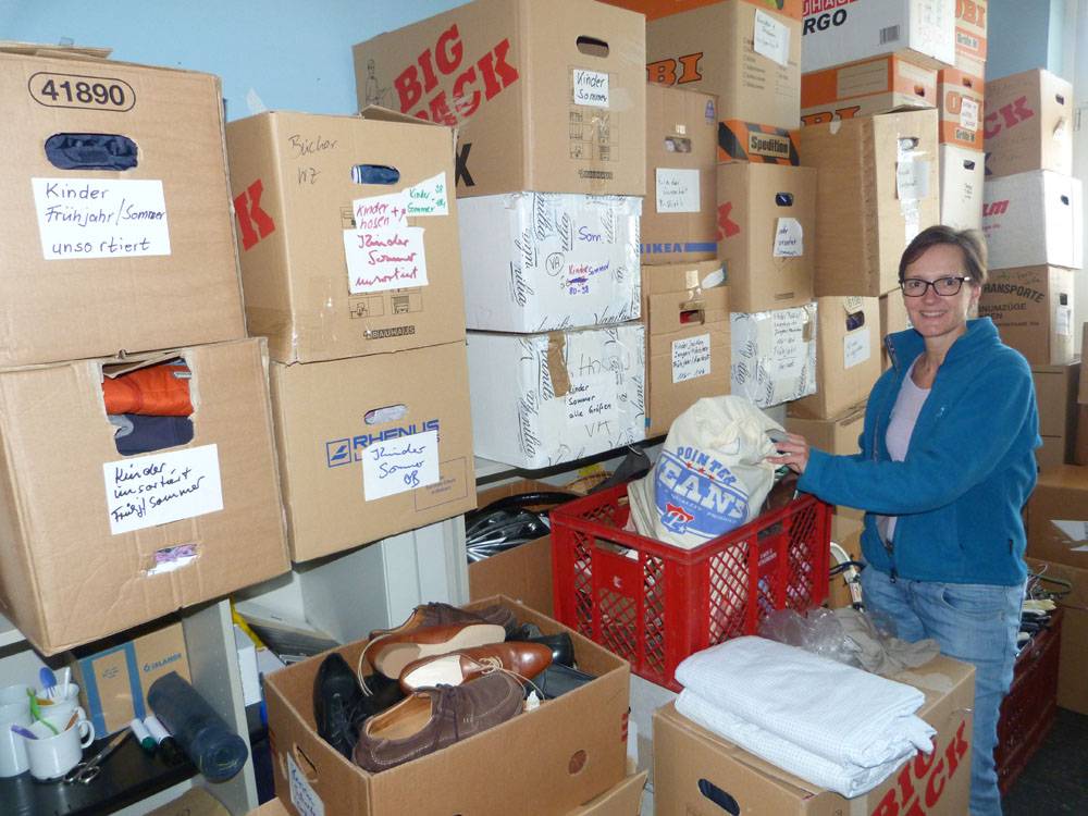  Sissi Krenn mit Spenden-Pakete im Bürgerhaus Benrath. 