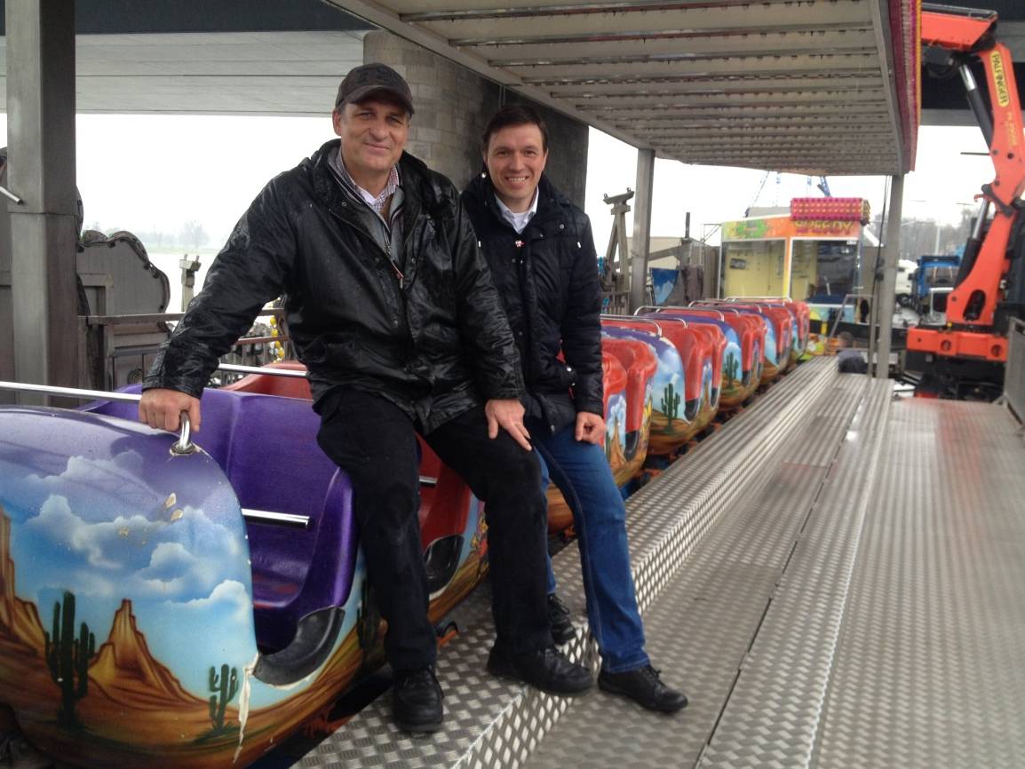  Ralf Malfertheiner (49, v.l.) und Oliver Wilmering (38) vom Schaustellerverband erwarten bis zu 40.000 Kirmes-Besucher. 