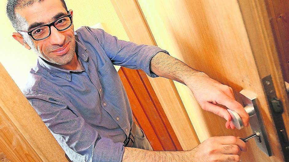  Der syrische Ingenieur Esmaeel Aljalam schließt die Tür zu seiner Wohnung in Reisholz auf. Er und seine Familie lebten zwei Monate lang im Hotel. 