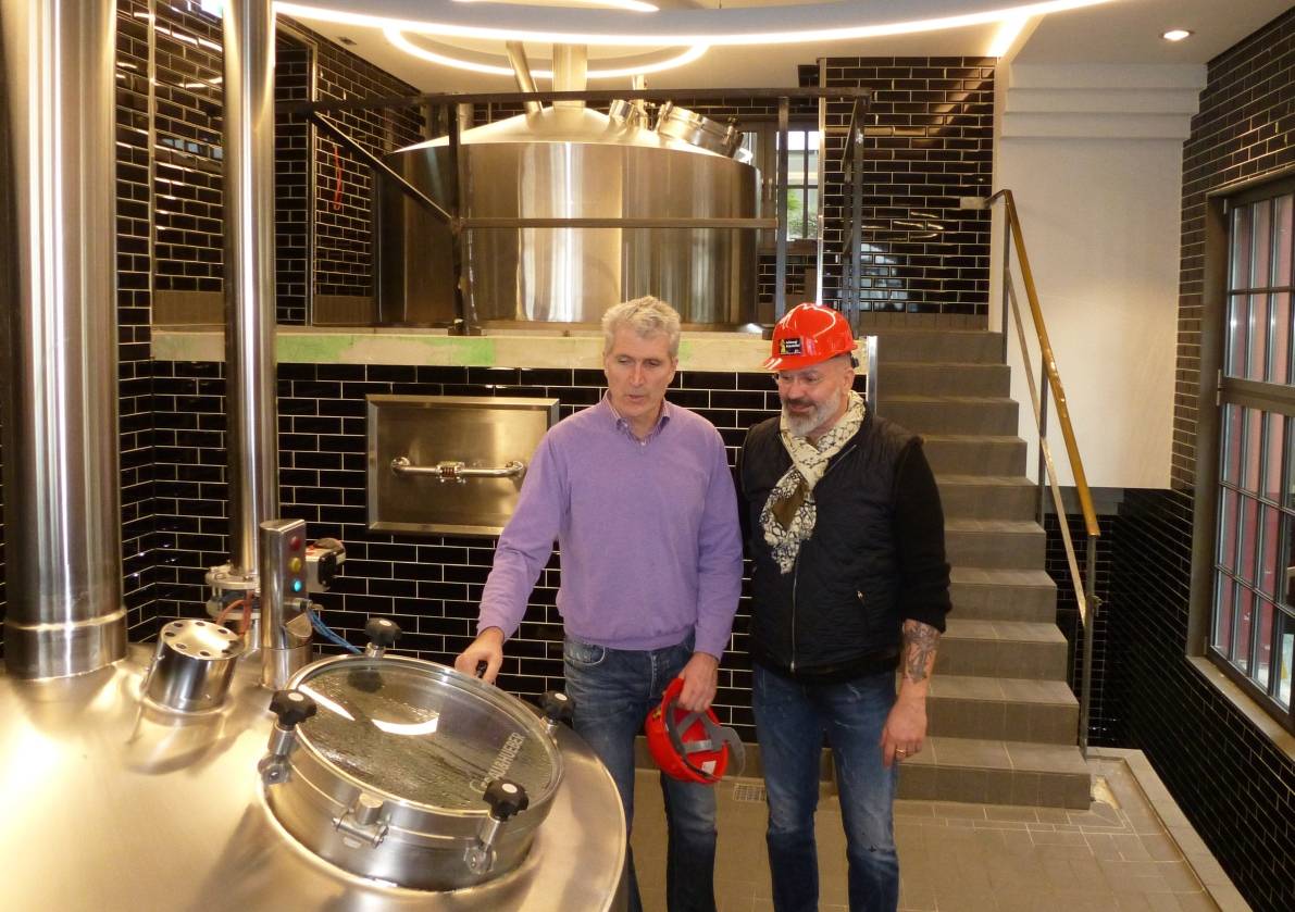  „Eine kleine Schmuckschatulle!“ - Frank Driewer (li.) Braumeister des Füchschens und Brauerei-Chef Peter König im neuen Sudhaus. 