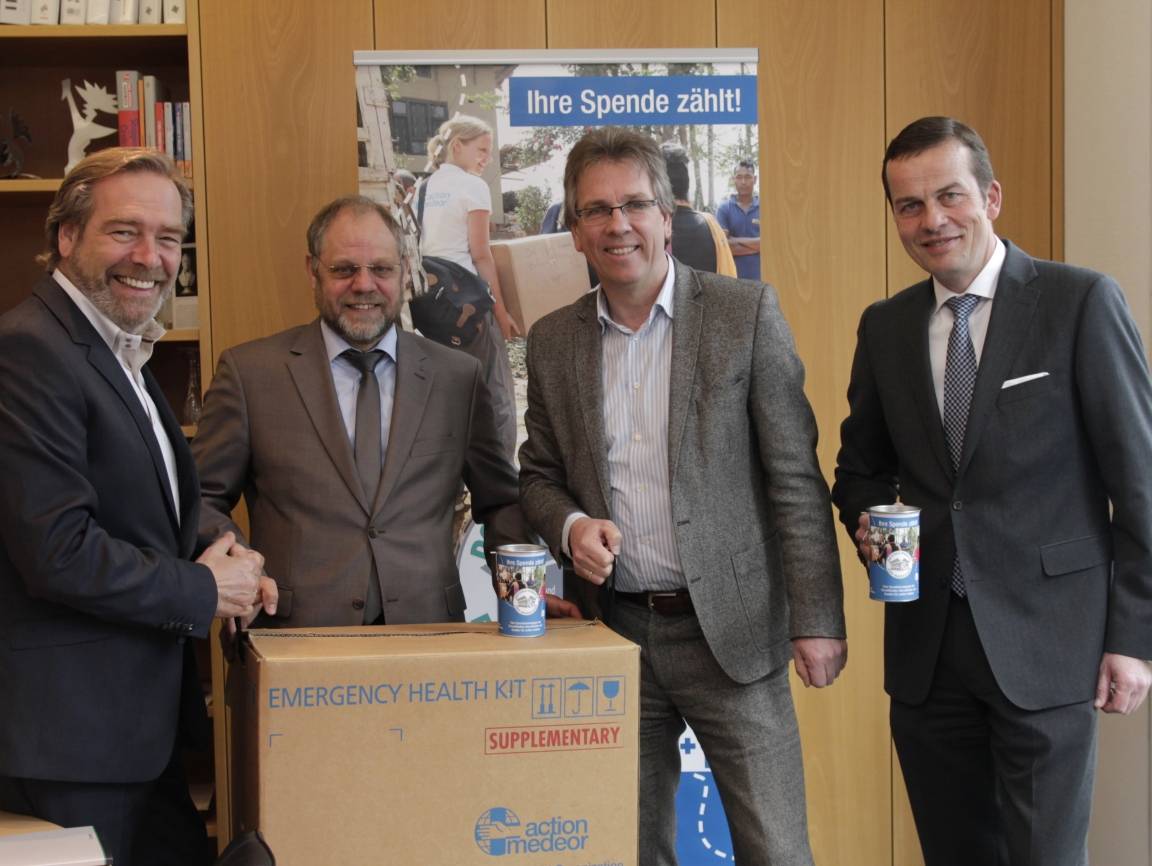  Mit der Kampagne übernimmt der Handelsverband NRW zusammen mit action medeor Verantwortung dafür, dass Menschen in Notsituationen weltweit medizinisch versorgt werden.(v. li.): Harald Feit, Center-Manager Schadow Arkaden, Bernd Pastors, Vorstandssprecher action medeor, Michael Radau, Präsident Handelsverband NRW, Dr. Peter Achten, Hauptgeschäftsführer Handelsverband NRW. 