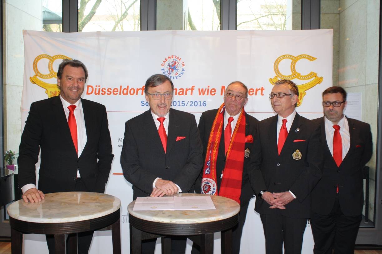  Auf dem Bild (v.li.): CC-Geschäftsführer Hans-Jürgen Tüllmann, Präsident Michael Laumen, Zugleiter Hermann Schmitz, Pressesprecher Hans-Peter Suchand und Wagenbauleiter Torsten Langer. 