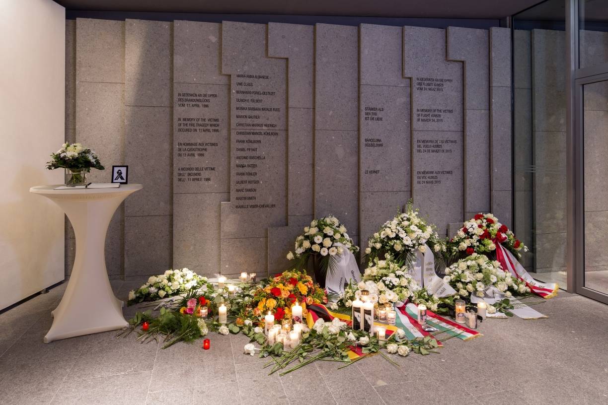 Düsseldorf Airport weiht Gedenkinschrift für die Opfer des Germanwings-Unglücks ein