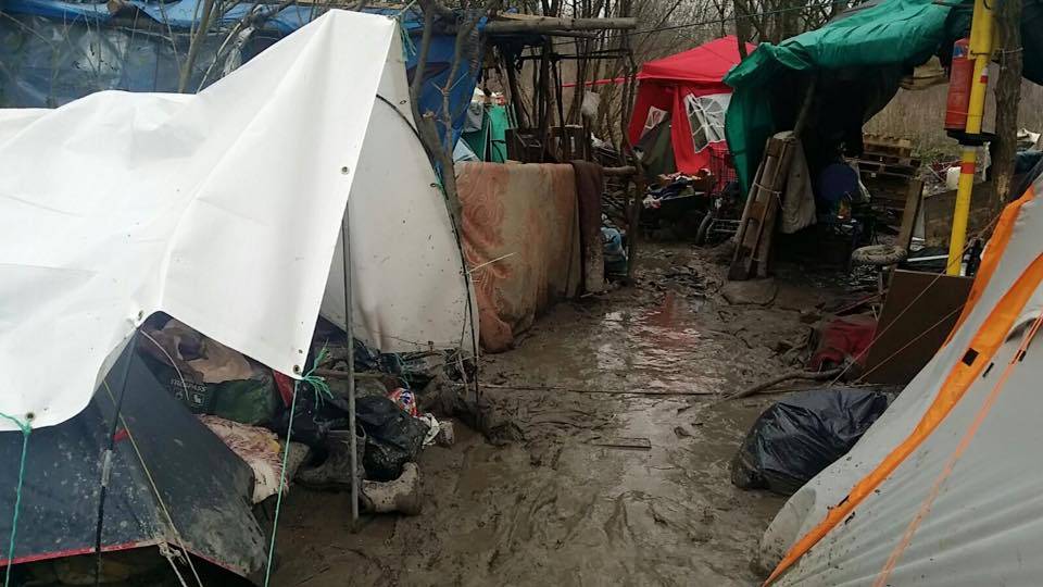  Die Menschen leben in dem Camp teils knietief im Schlamm. 