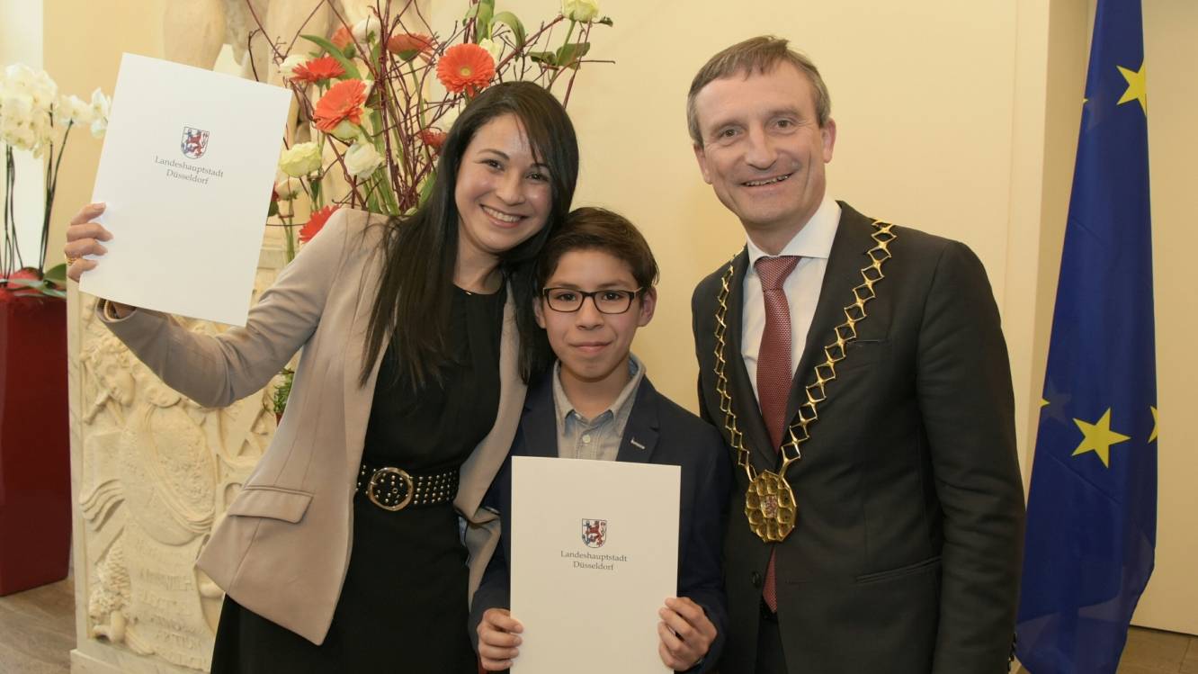  Miria Mirtes Barbosa Aguilar und ihr Sohn Mateus Aguilar Alves de Almeida (13), der jüngste in der Runde der offiziell Eingebürgerten, erhielten von Oberbürgermeister Thomas Geisel ihre Einbürgerungsurkunden. 