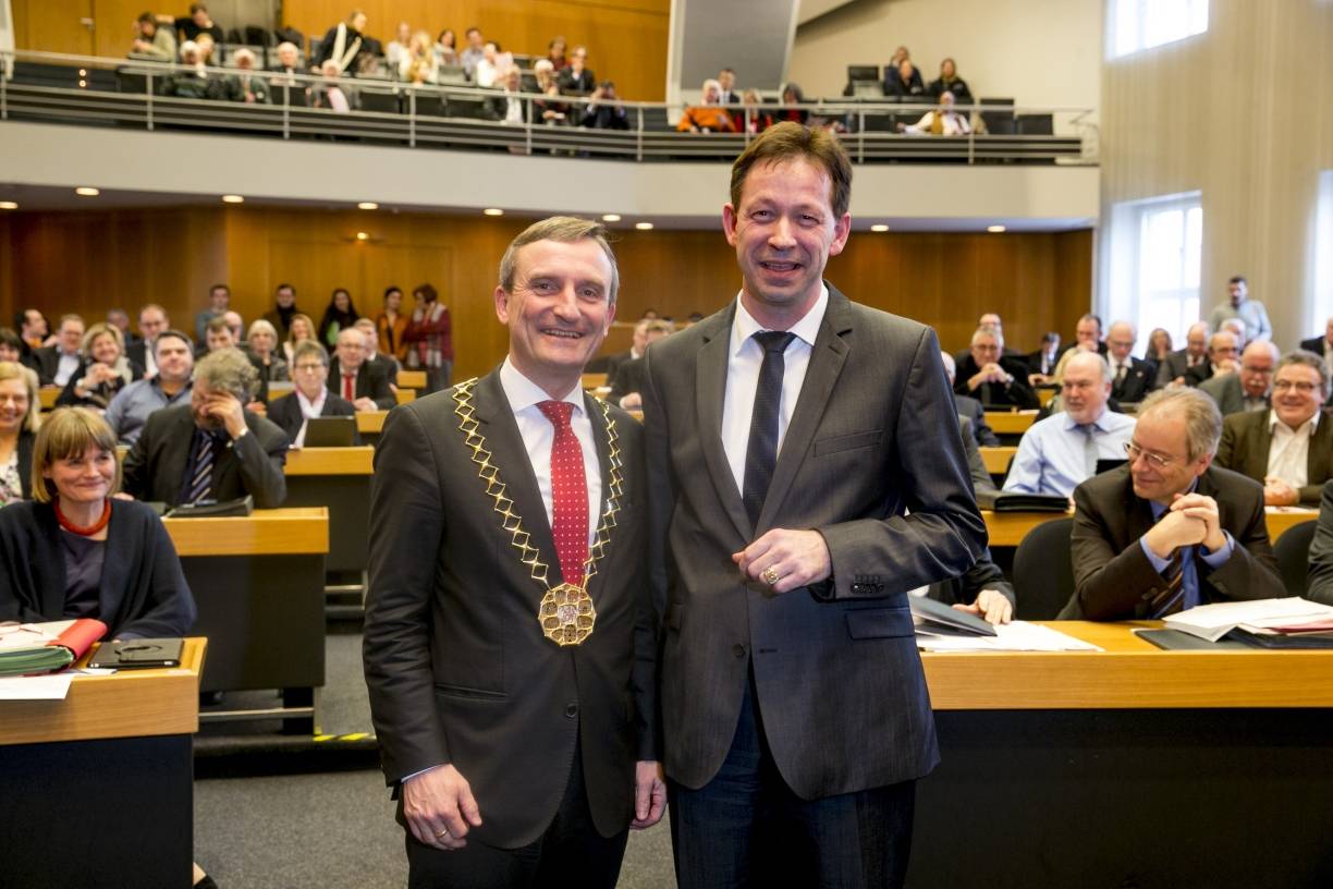  Männer, die Geschmeide tragen: Thomas Geisel mit OB-Kette, Burkhard Hintzsche als Ringträger. 