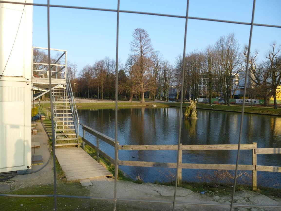  Ab Ende März/ Anfang April wird ein schwimmender Saugbagger die Ablagerungen aus dem Teich in an die Ufer spülen. 