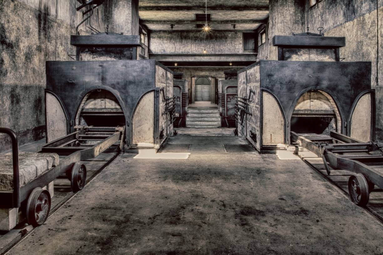  Die Industrialisierung des Grauens im Nationalsozialismus: Ab Oktober 1942 reichten die Kapazitäten der vier Krematoriums-Öfen von Theresienstadt aus, um täglich 180 Leichen zu verbrennen. Etwa 120 Menschen starben zu diesem Zeitpunkt täglich in dem Konzentrationslager. Etwa 30.000 Menschen sind nach Auskunft des von den Häftlingen sorgfältig geführten Registers in diesem Krematorium eingeäschert worden.  