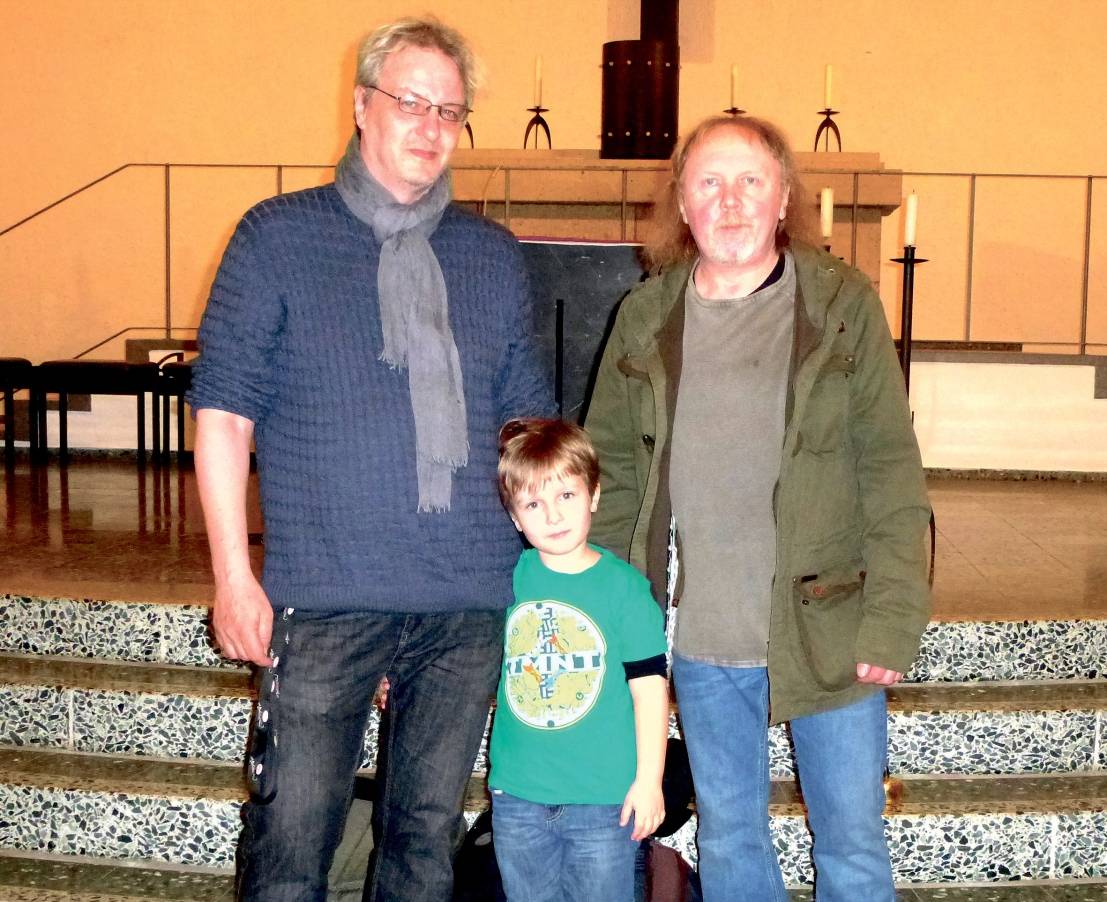  Waren sich auf den ersten Klick sympathisch: Fotograf Lutz Müller-Bohlen (li.) mit Söhnchen Jacob und dem Maler und Grafiker Gert Weber kannten sich zunächst nur über Facebook. Erst bei der Einrichtung ihrer gemeinsamen Ausstellung haben sie sich persönlich kennengelernt. 