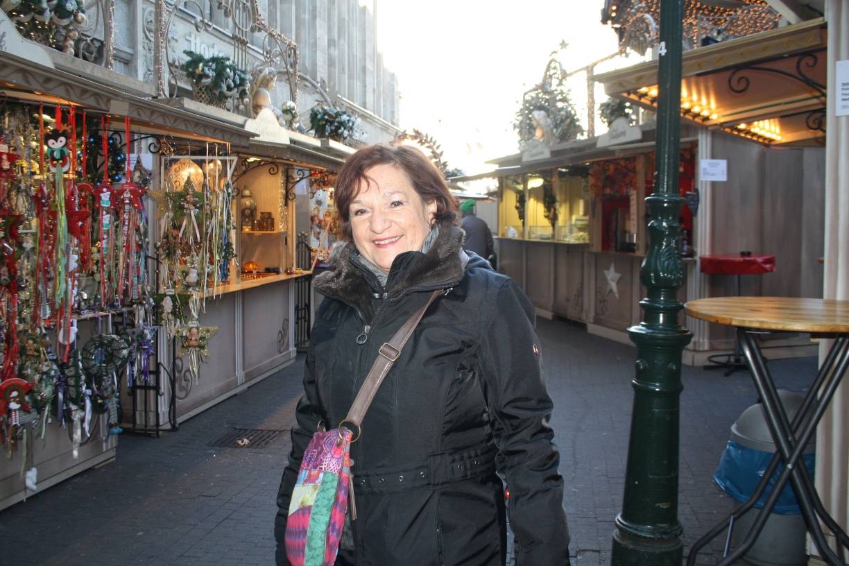  Inge von Dahlen nimmt nur das Nötigste mit: „Bankkarten und andere Dokumente habe ich erst gar nicht auf den Weihnachtsmarkt dabei. Eigentlich reicht ein bisschen Bargeld für Glühwein und anderes.“ 