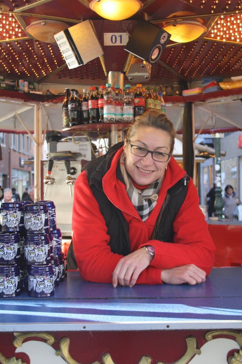  Konstanze Schmelter von der „Glühwein-Pyramide“: „Ich weise meine Kunden immer darauf hin, ihre Portemonnaies nach dem Bezahlen sofort weg zu packen und die Taschen sicher zu verschließen. Uns wurden sogar mal Tassen vom Stand geklaut und wo anders gegen Pfand wieder abgegeben.“ 