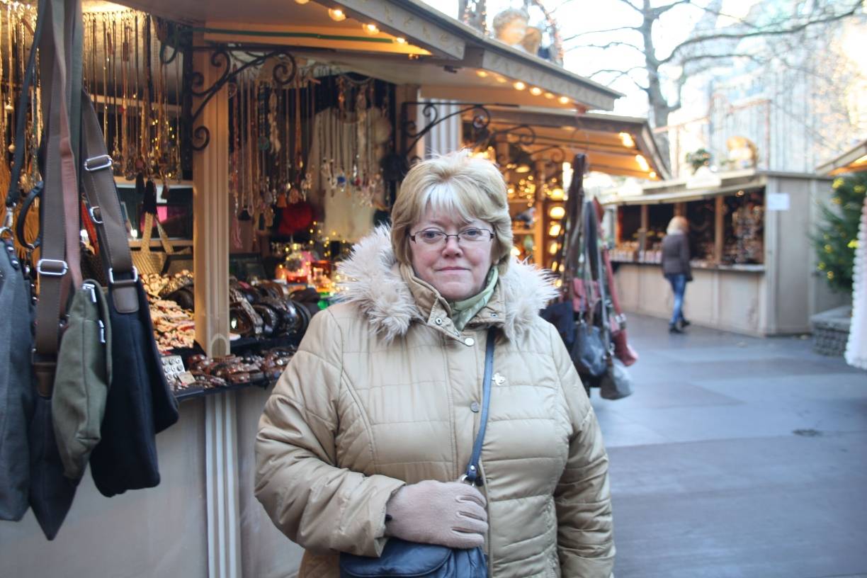  Mollie Dunstea ist aus England angereist, um sich den Düsseldorfer Weihnachtsmarkt anzuschauen: „Ich habe nur eine kleine Tasche mit. Im Gedränge lege ich immer meine Hand drauf, damit niemand reingreifen kann.“ 