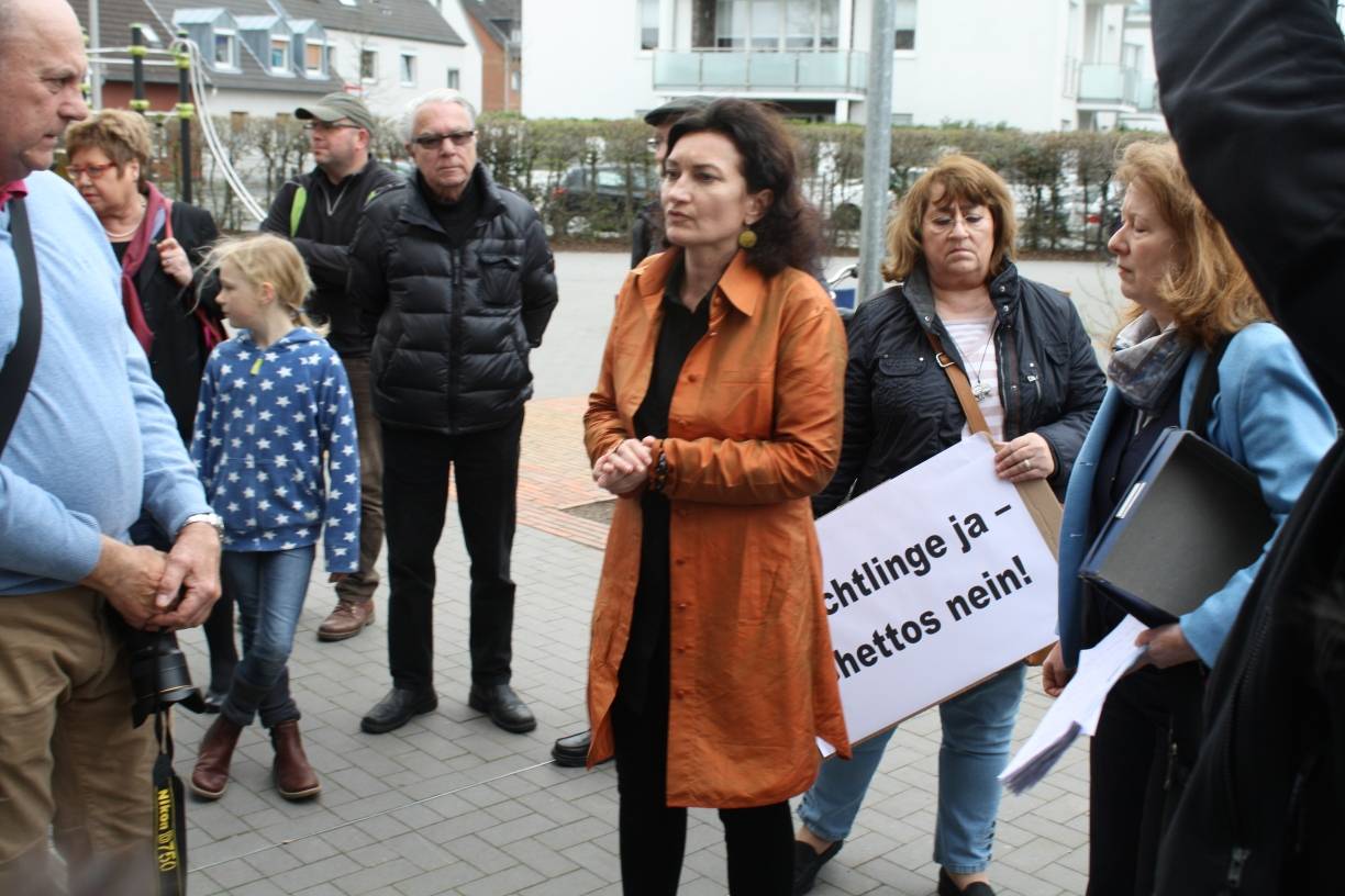  Düsseldorfs Flüchtlingsbeauftragte Miriam Koch (Mitte) nahm die Liste mit den 370 Unterschriften, die Astrid Köhler (r.) und Kirsten Lyko für eine Bürgerinitiative überreichten (die fordert eine Halbierung der Flüchtlingszahl in der Werstener Unterkunft) in angespannter Atmosphäre entgegen. 