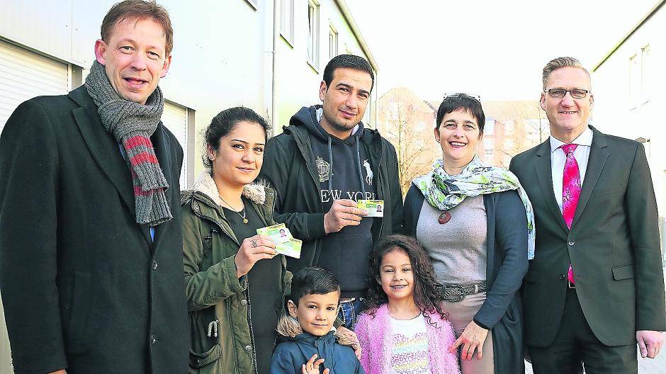  Stellvertretend für alle Flüchtlinge nahmen Aischa Chikh Mousa und Mostafa Chikh Moussa mit ihren beiden Kindern Rojan und Rashidousa ihre Gesundheitskarten im Empfang. Mit dabei: Stadtdirektor Burkhard Hintzsche (l.) sowie Landesgesßundheitsministerin Barbara Steffens (2. v. r.). Familie Chikh Mousa ist im September letzten Jahres mit ihren zwei Kindern von Syrien nach Deutschland geflüchtet. 