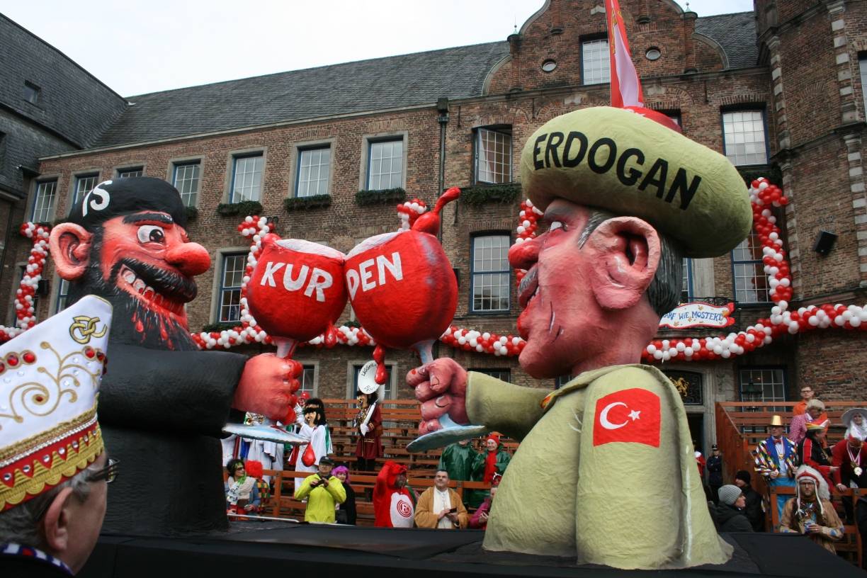  „Uns kritt nix klein — Narrenfreiheit, die muss sein“ - passt ziemlich gut zur närrischen Satire von Jacques Tilly in Düsseldorf. Aus gegebenem Anlass zeigen wir hier noch einmal Version 1 des diesjährigen Düsseldorfer Erdogan-Wagens... 