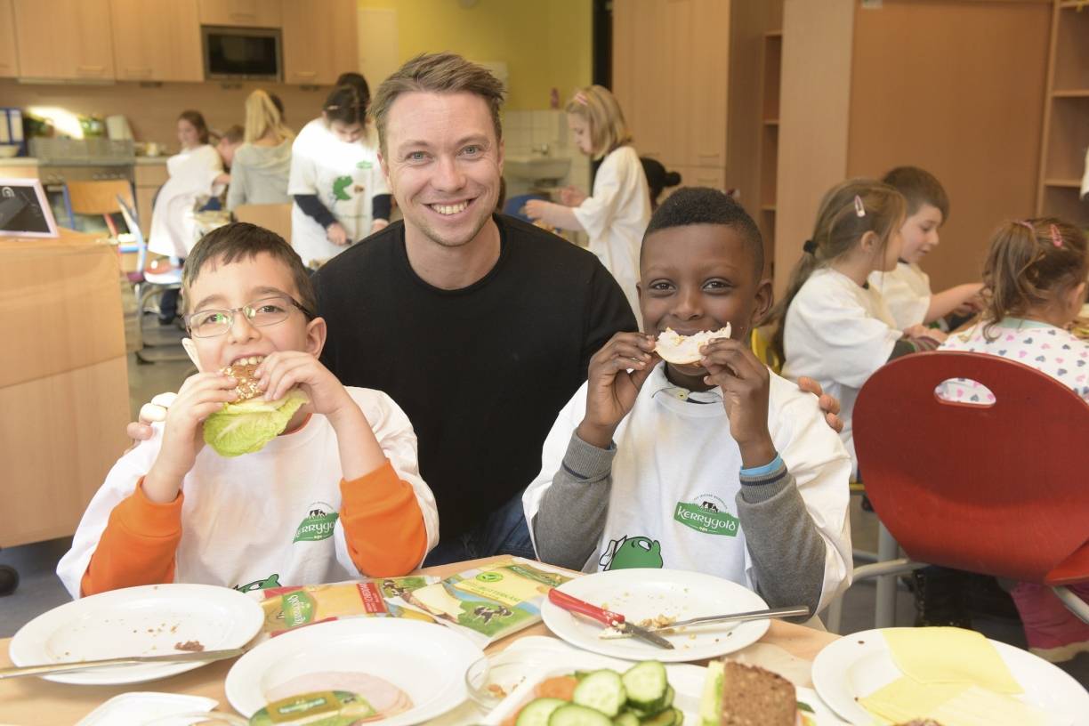  Goldmedaillen-Gewinner David Behre bereitet gesunde Pausenbrote mit den Grundschülern der Selma Lagerlöf Grundschule zu. 