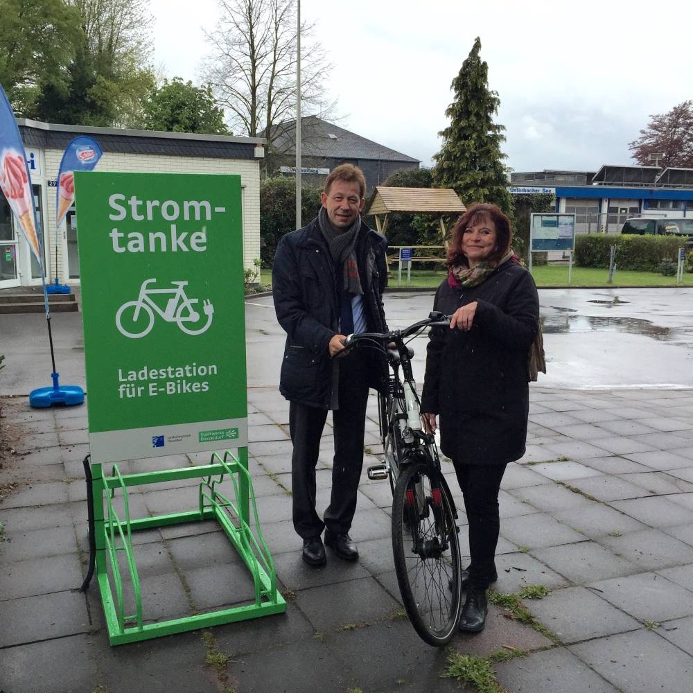  Stadtdirektor Burkhard Hintzsche und Verbandsvorsteherin Helga Stulgies (Beigeordnete) übergeben die neue E-Bike Ladestation der Öffentlichkeit. 