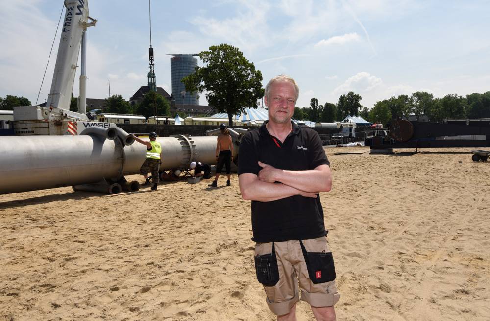  Letzte Aufbauarbeiten für die Leinwand des Open Air-Kinos 2016. Veranstalter Sven Kukulies läutet den Karten-Vorverkauf ein. 